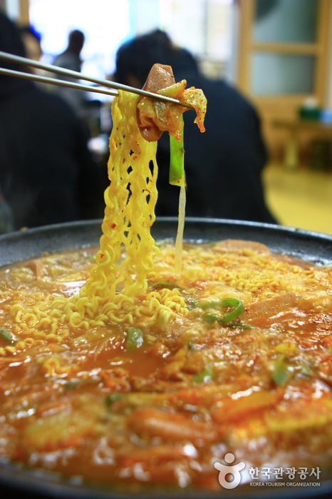 Rue de Uijeongbu Budaejjigae (의정부 부대찌개거리)