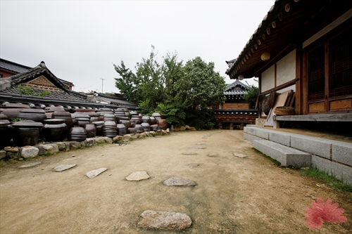 Jeonju Hanok Living Experience Center (전주한옥생활체험관)