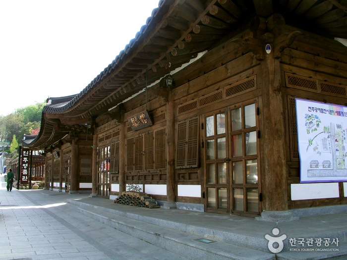 Jeonju Crafts Exhibition Hall (전주공예품전시관-전주명품관)
