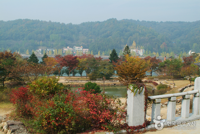 Andong Folk Village (안동민속촌과 안동호)
