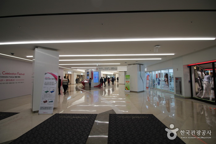 thumbnail-Convention and Exhibition Center (COEX) (한국종합무역센터(코엑스))-2