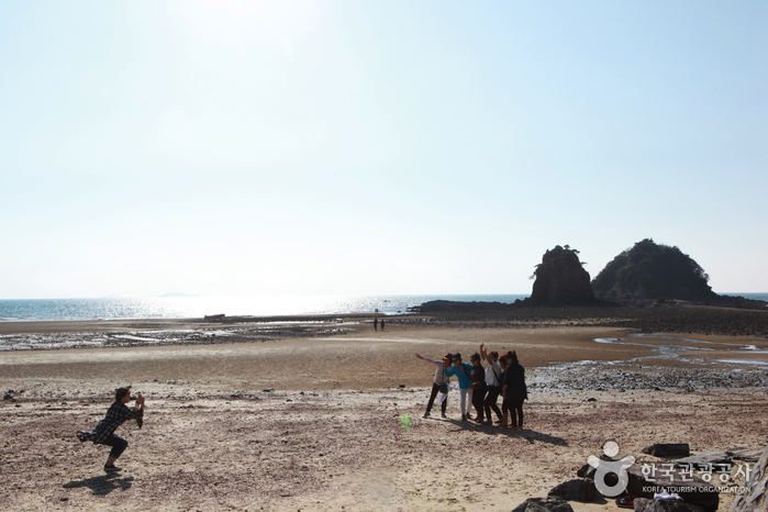 Kkotji Beach (꽃지해수욕장)