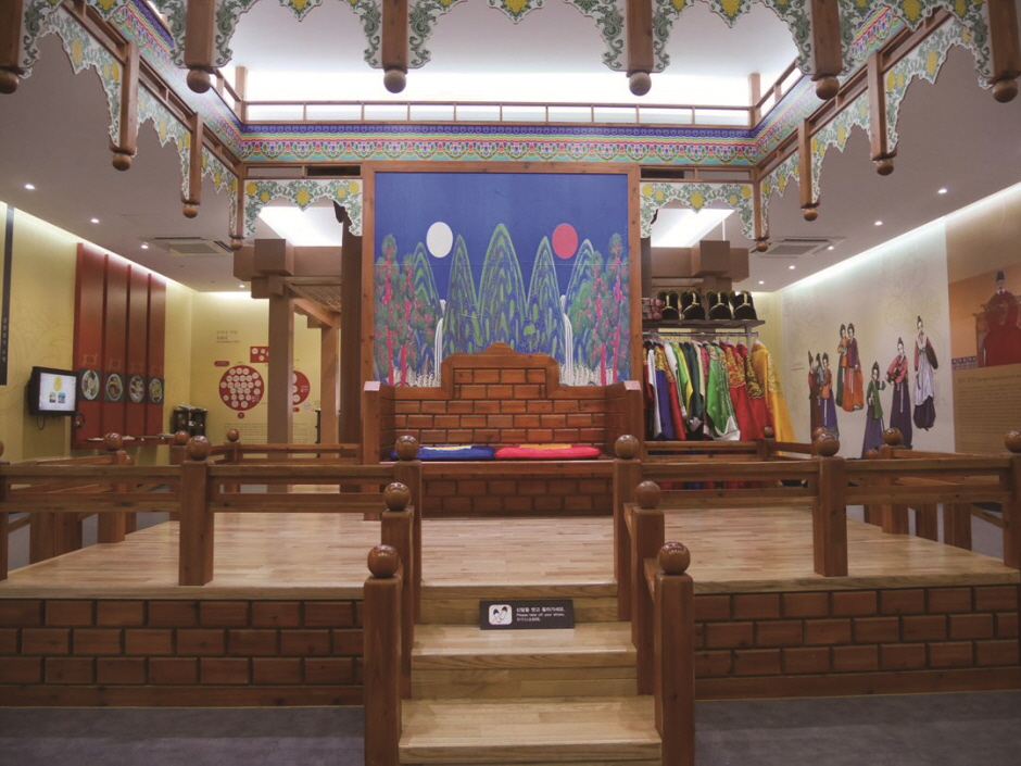 Wolmi Culture Center, where you can try on traditional clothing1