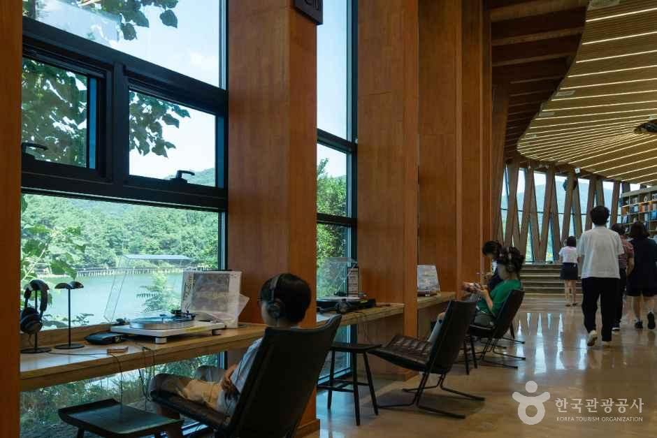 thumbnail-아중호수도서관-16
