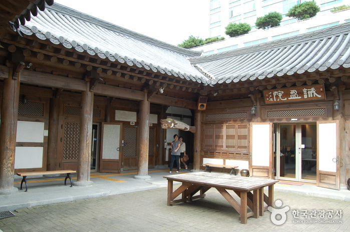 Jeonju Korean Traditional Wine Museum (전주 전통술박물관)
