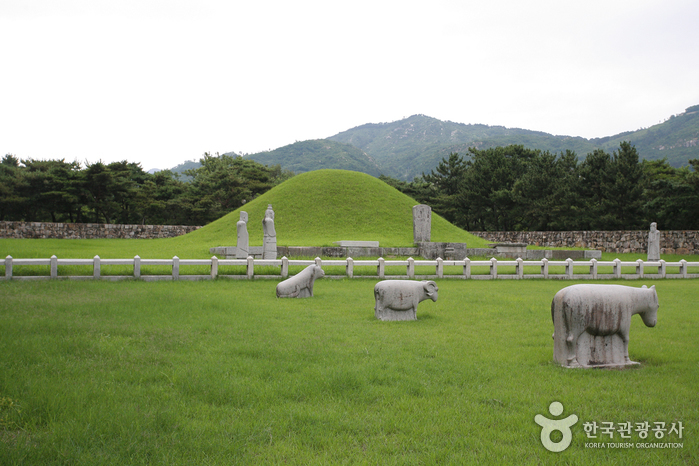 Tombe royale du roi Kim Su-ro (수로왕릉)