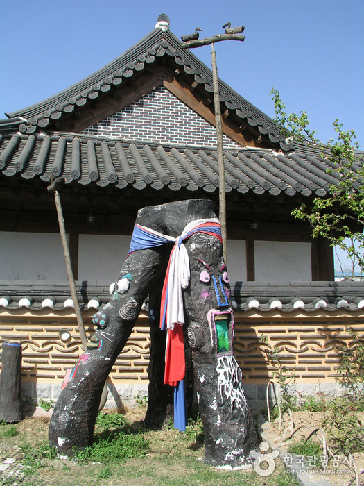 Jeonju Crafts Exhibition Hall (전주공예품전시관-전주명품관)