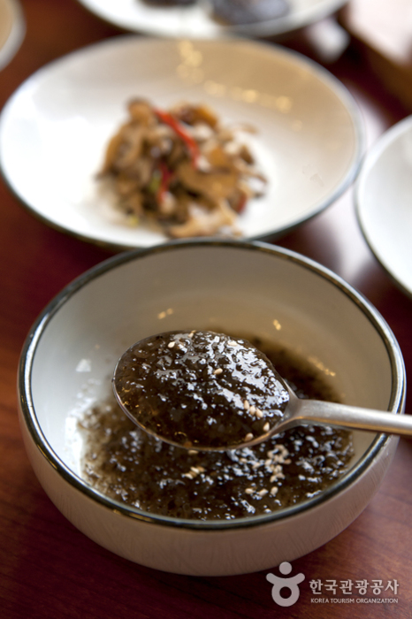 곱게 갈아 끓인 목이버섯죽은 맛이 독특하다.
