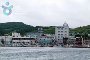 구룡포 종점에서 구룡포항, 구룡포해수욕장으로 이어지는 길에는 과메기, 대게 음식점이 줄을 서 있다. 