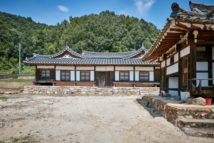 Hauptresidenz des Pansagongpa-Zweigs des Pyeongsan-Shin-Klans (평산신씨판사공파종택)