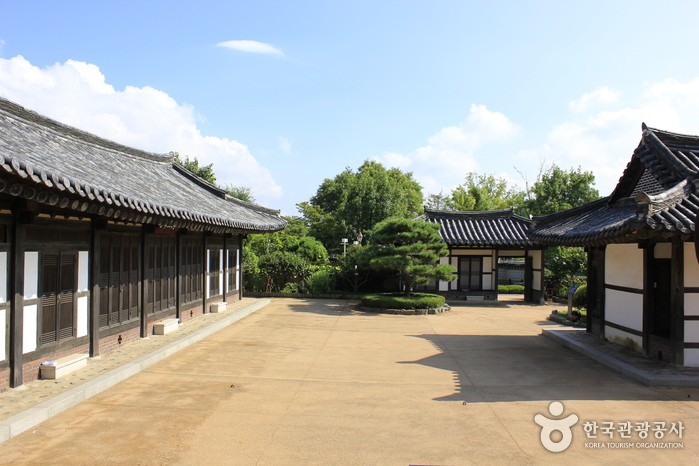 The House of Changwon (창원의 집)