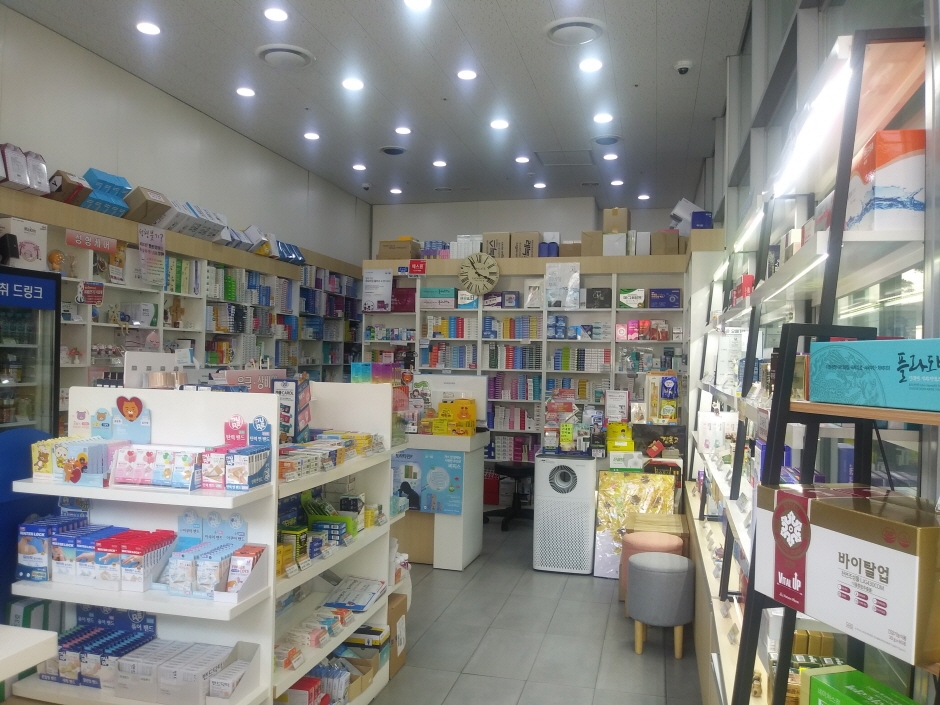 Central Pharmacy [Tax Refund Shop] (센트럴약국)
