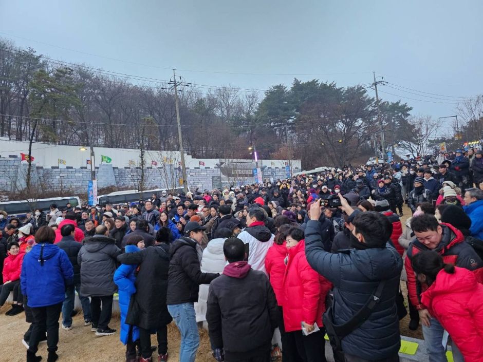 Festival del Amanecer en el Monte Achasan (아차산 해맞이 축제)