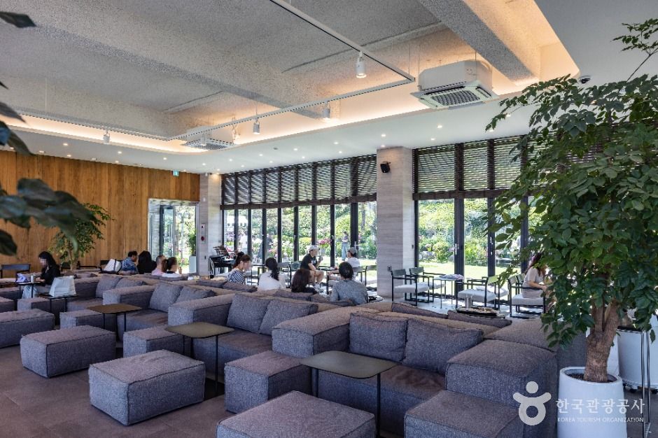 thumbnail-베이커리 카페 공간-21