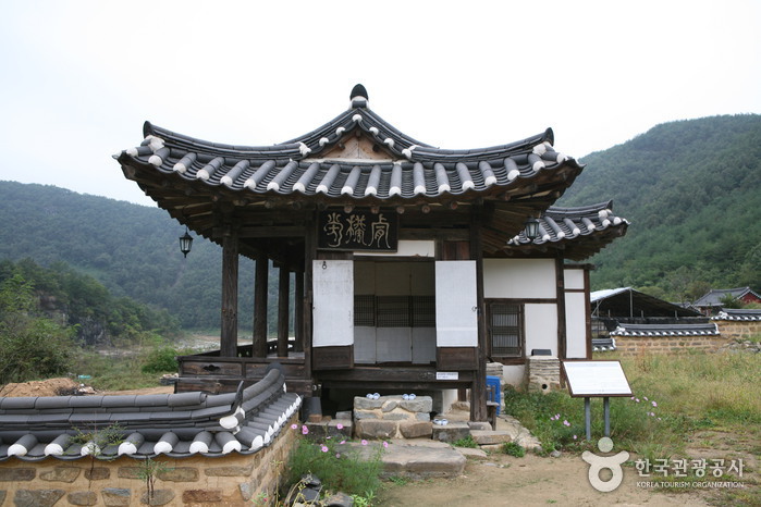 Nongam House (Head Household of the Nongam Descendants) (농암종택)