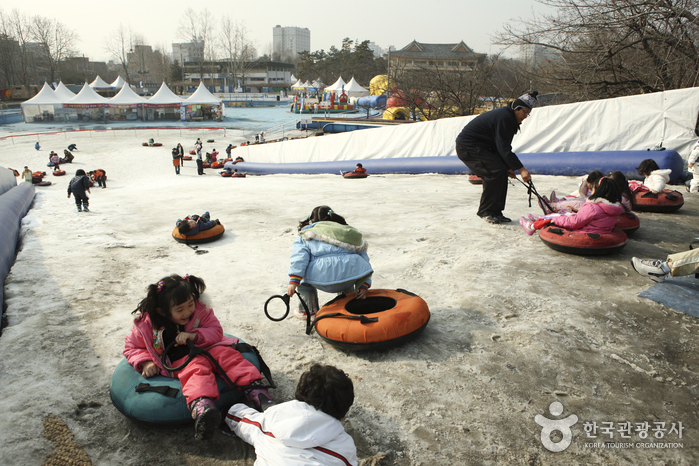 Piste de luge sur neige du Centre Coréen des Enfants (어린이회관 눈썰매장)