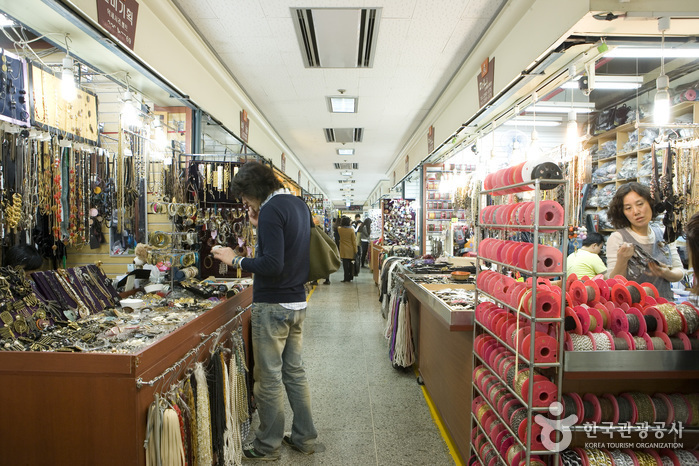 Dongdaemun Shopping Complex (Accessory Shops) (동대문종합시장 악세사리상가)