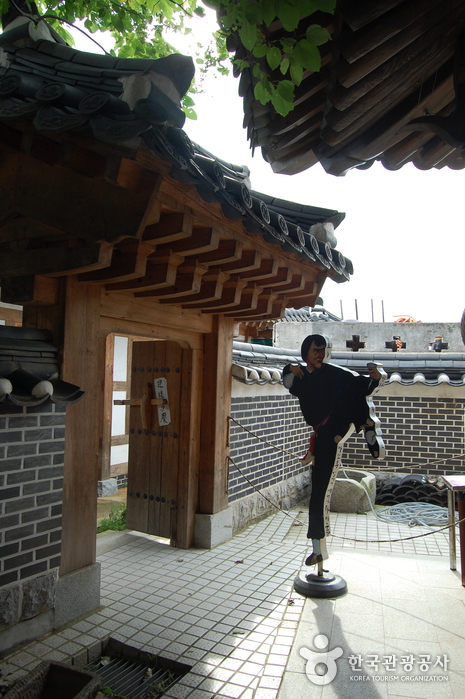 Jeonju Korean Traditional Wine Museum (전주 전통술박물관)
