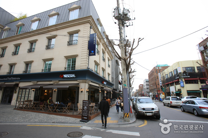 Sinsadong Garosu-gil Road (신사동 가로수길)
