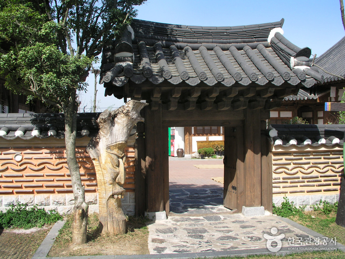 Jeonju Crafts Exhibition Hall (전주공예품전시관-전주명품관)