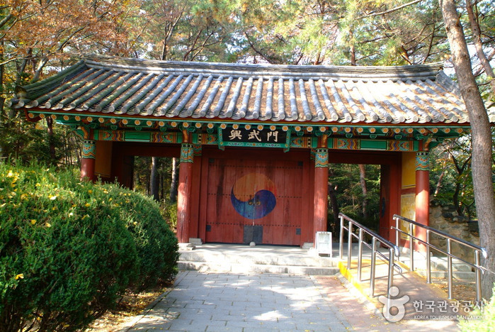 Tombe du général Kim Yushin (경주 김유신묘)