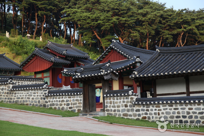 Munheonseowon Confucian Academy (문헌서원)
