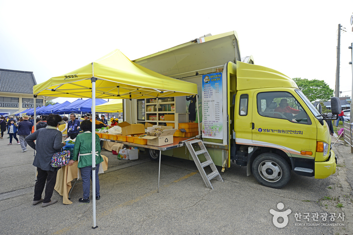 철원에서 난 농산물들을 가득 실은 황금마차 PX