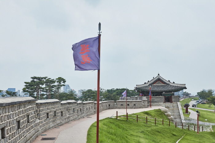 Puerta Changnyongmun (창룡문)