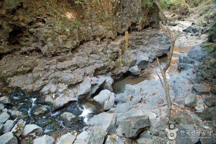 thumbnail-Bidulginangpokpo Falls-Hantangang River Geopark (비둘기낭폭포-한탄강 국가지질공원)-5