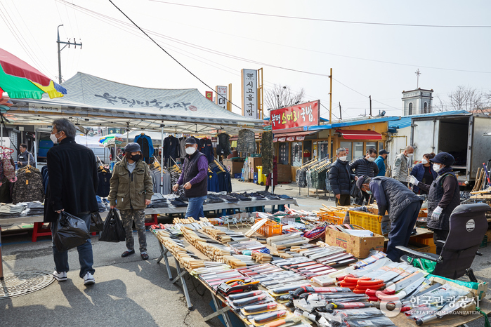 Mercado Folclórico de 5 Días de Bukpyeong (북평민속오일장 (3, 8일))