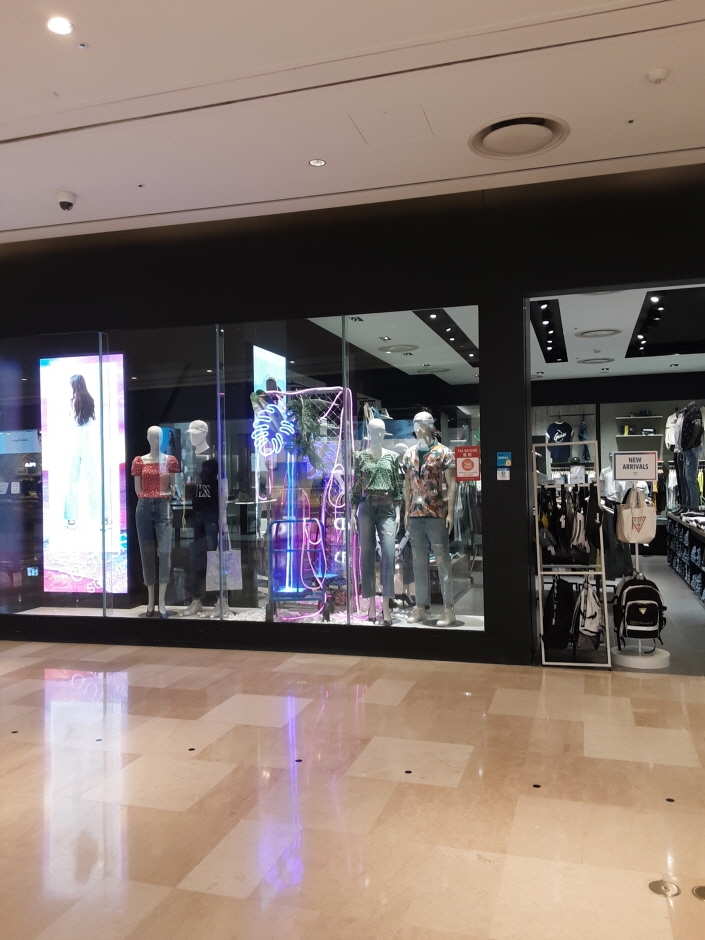 Guess - Lotte World Mall Branch [Tax Refund Shop] (게스 롯데월드몰)
