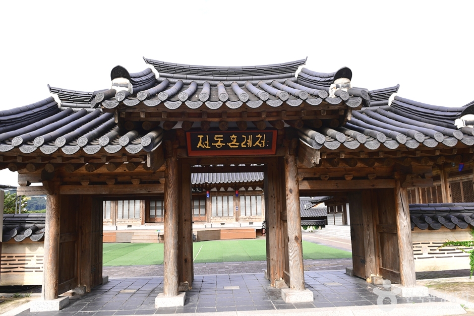 Jeonju Hanbyuk Cultural Center (전주한벽문화관)