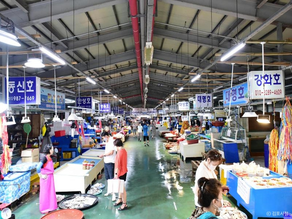 Daemyeonghang Fishery Market (대명항수산물직판장)