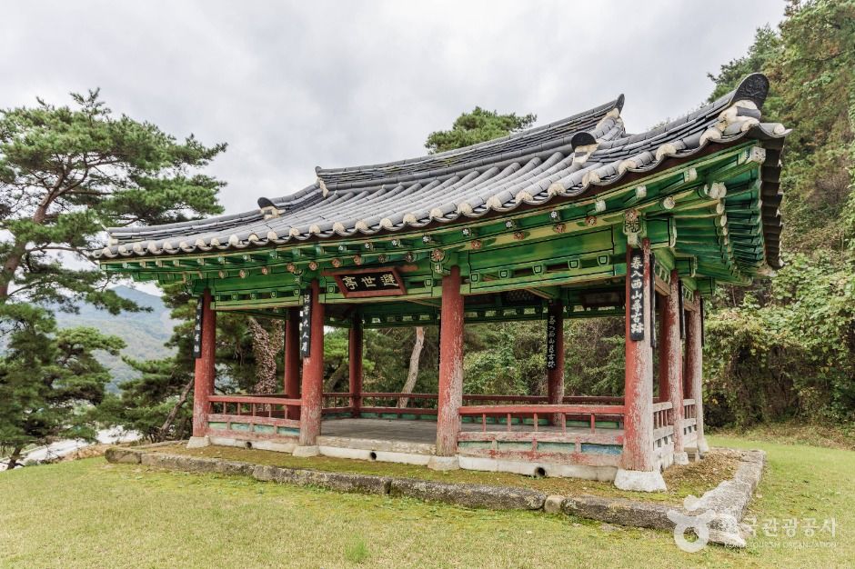 괴산 칠충사와 피세정