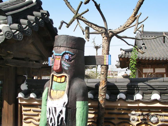 Jeonju Crafts Exhibition Hall (전주공예품전시관-전주명품관)