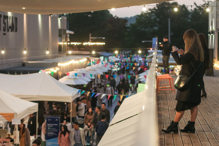 언더스탠드에비뉴 Christmas Market 마주치장 20185