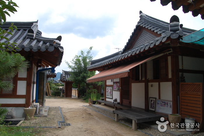 Jeonju Korean Traditional Wine Museum (전주 전통술박물관)