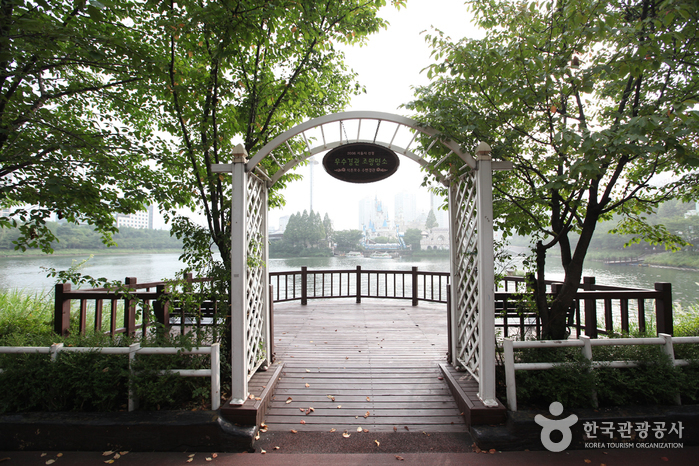 Songpa Naru Park (Seokchonhosu Lake) (송파나루공원 (석촌호수))