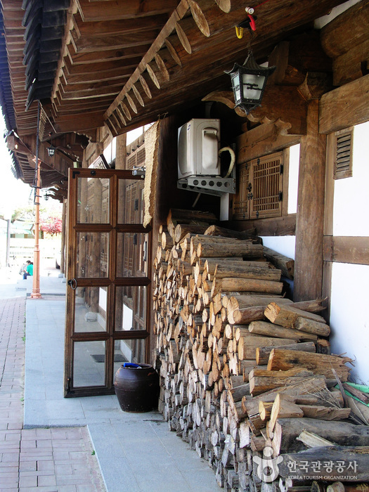 Jeonju Crafts Exhibition Hall (전주공예품전시관-전주명품관)
