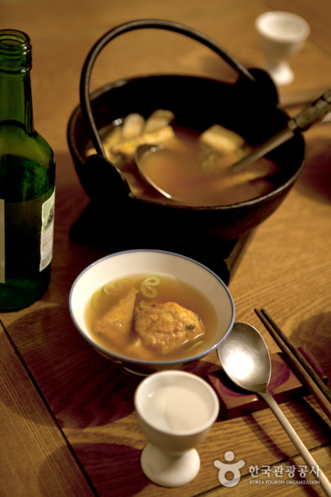 '심야오뎅'의 대표 메뉴인 어묵탕