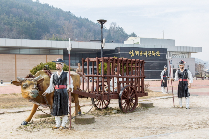 유배문학을 한 눈에 볼 수 있는 남해유배문학관의 전경