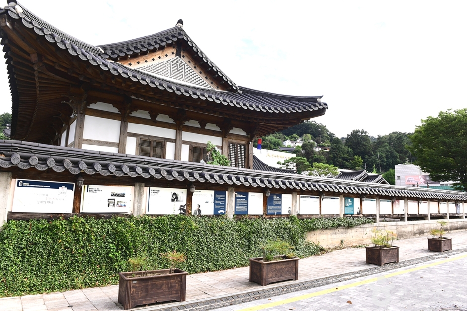 Jeonju Hanbyuk Cultural Center (전주한벽문화관)