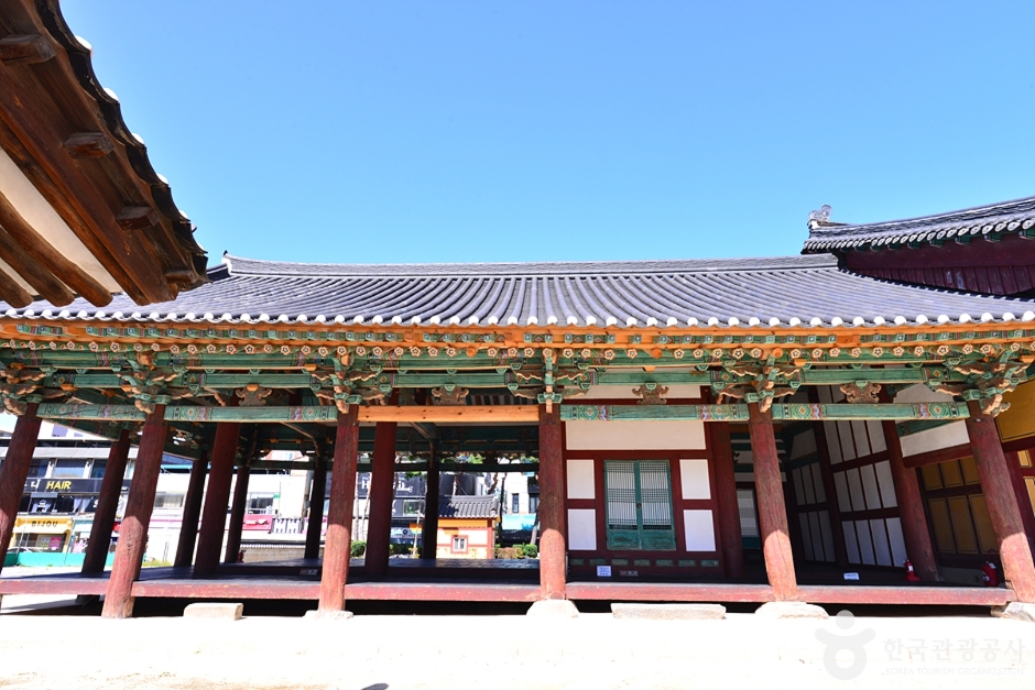 Jeonju Pungpaejigwan Guesthouse (전주 풍패지관 (전주객사))