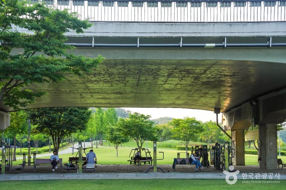 공항교강변공원
