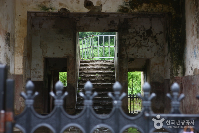 The House of Labor Party Ruins (철원 노동당사)