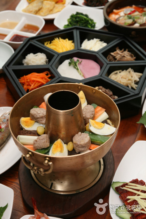 Jeonju Traditional Cultural Center Hanbyeoknu (전주전통문화관 한벽루)