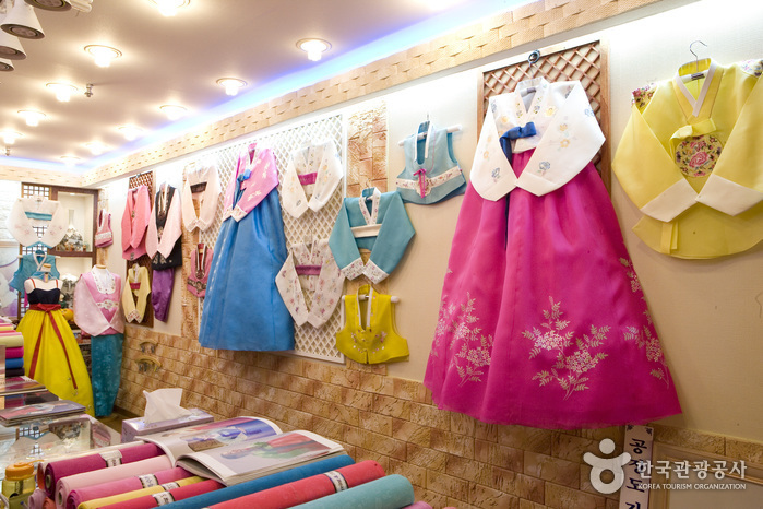 thumbnail-Gwangjang Market Hanbok Shops (광장시장 한복매장)-3