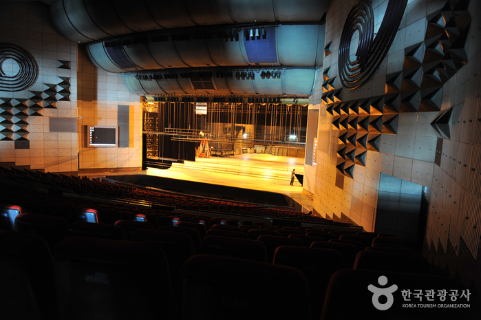 Gwangju Culture & Art Center (광주문화예술회관)