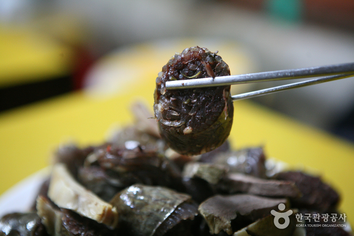 마늘과 달래로 누린 맛을 잡은 두툼한 순대