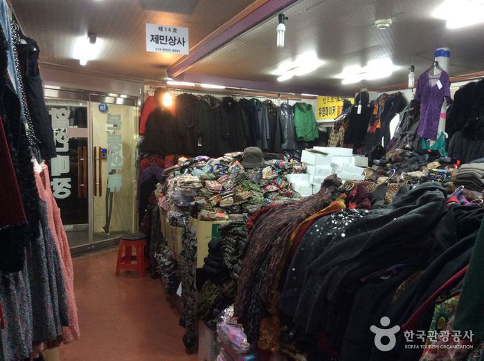 Namdaemun Market Bondong Clothing Shopping Center (남대문 본동의류상가)3